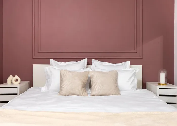 Dreamy Downtown Bliss - National Theatre Apartment *